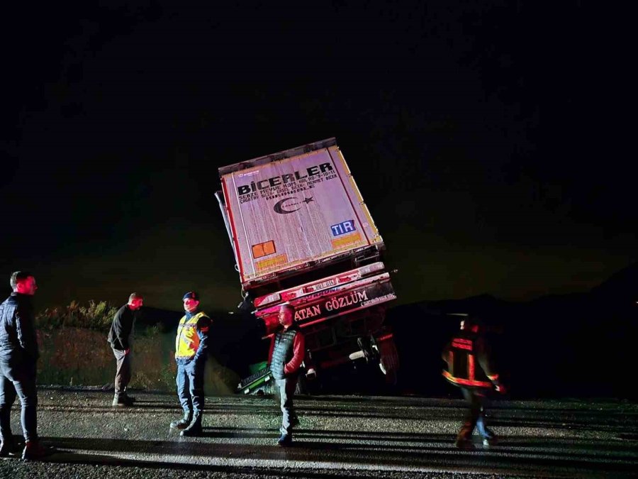 Manavgat’ta Şarampole Devrilen Tırın Sürücüsü Ağır Yaralandı