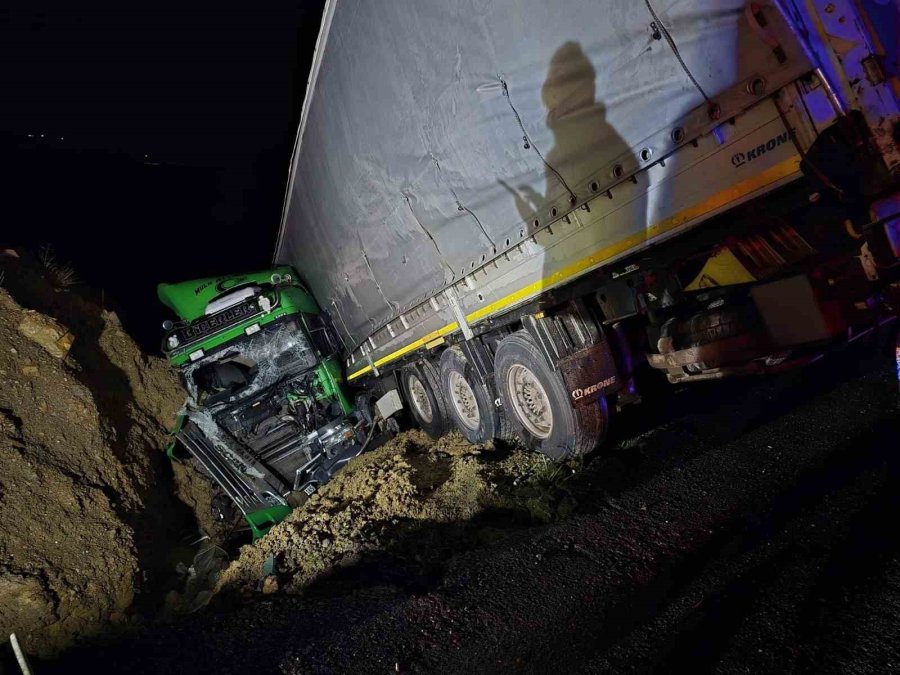 Manavgat’ta Şarampole Devrilen Tırın Sürücüsü Ağır Yaralandı
