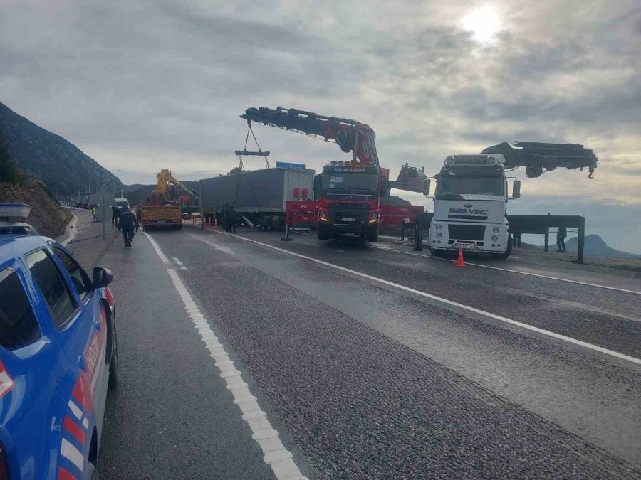 Manavgat’ta Şarampole Devrilen Tırın Sürücüsü Ağır Yaralandı