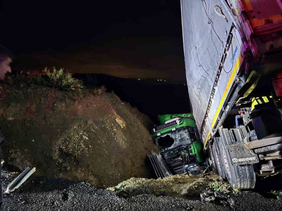Manavgat’ta Şarampole Devrilen Tırın Sürücüsü Ağır Yaralandı