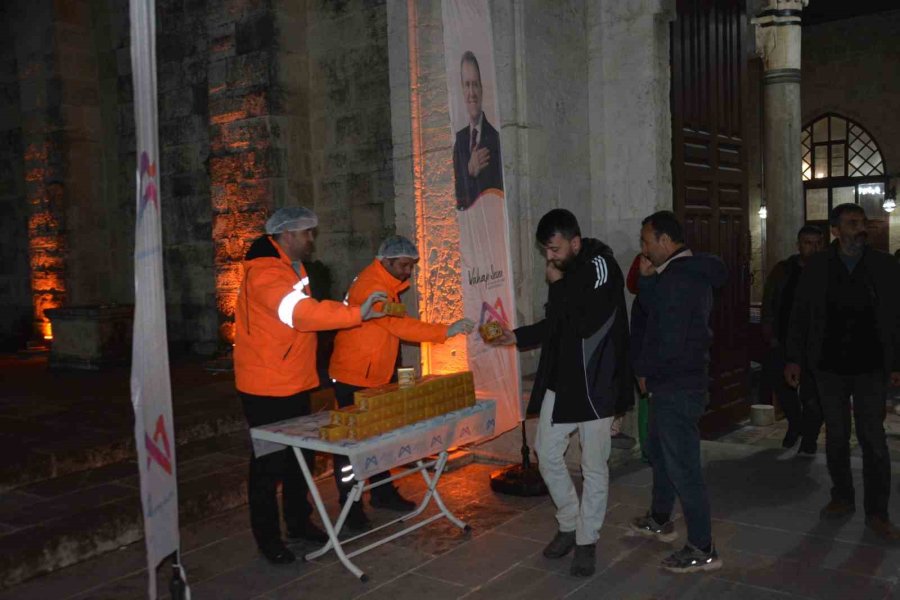 Mersin’de Regaip Kandilinde 15 Bin Kandil Simidi Dağıtıldı