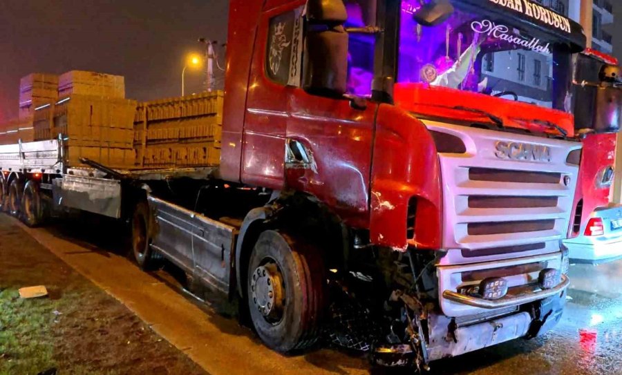 Aksaray’da Tır İle Servis Aracı Çarpıştı: 2 Yaralı