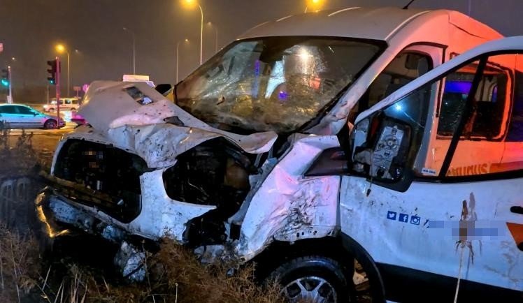 Aksaray’da Tır İle Servis Aracı Çarpıştı: 2 Yaralı