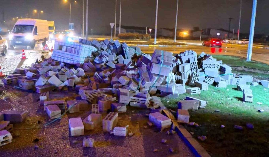 Aksaray’da Tır İle Servis Aracı Çarpıştı: 2 Yaralı