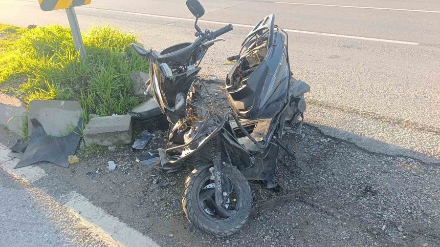 Otomobille Çarpışan Motosikletli Metrelerce Havaya Savruldu