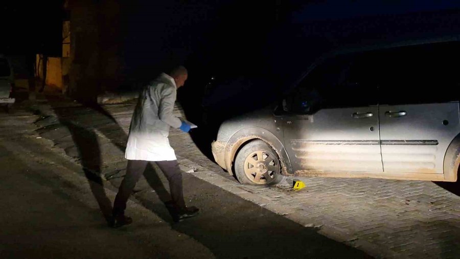 Park Halindeki Aracı Benzin Döküp Ateşe Verdi, Alevler Aracı Sarmadan Söndürüldü