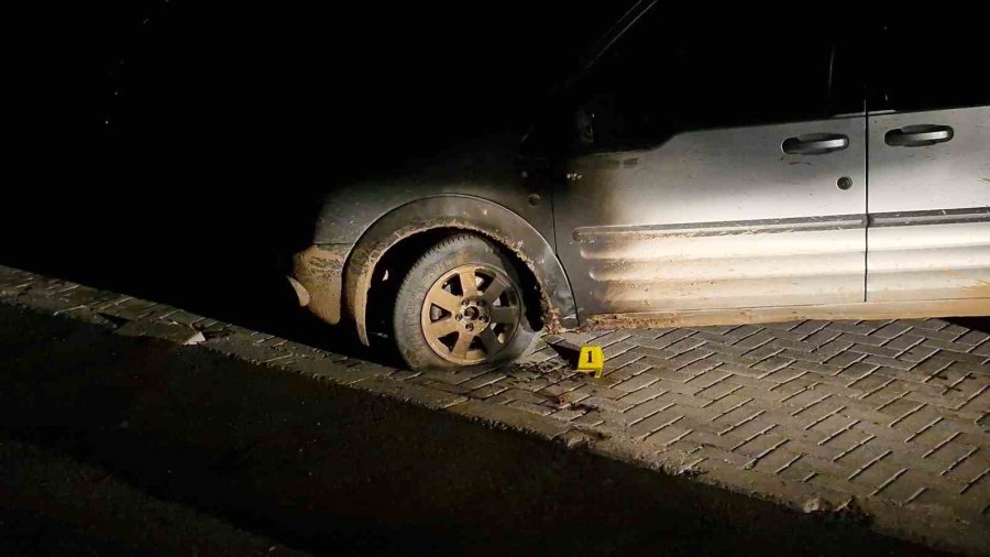Park Halindeki Aracı Benzin Döküp Ateşe Verdi, Alevler Aracı Sarmadan Söndürüldü