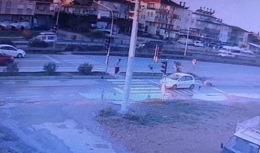 Otomobille Çarpışan Motosikletli Metrelerce Havaya Savruldu