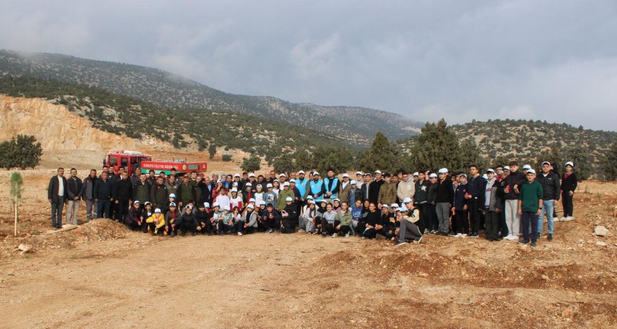 Korkuteli’nde 3 Bin Fidan Toprakla Buluştu