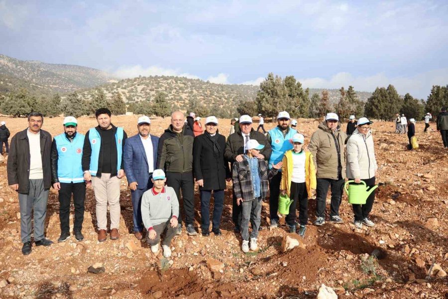 Korkuteli’nde 3 Bin Fidan Toprakla Buluştu
