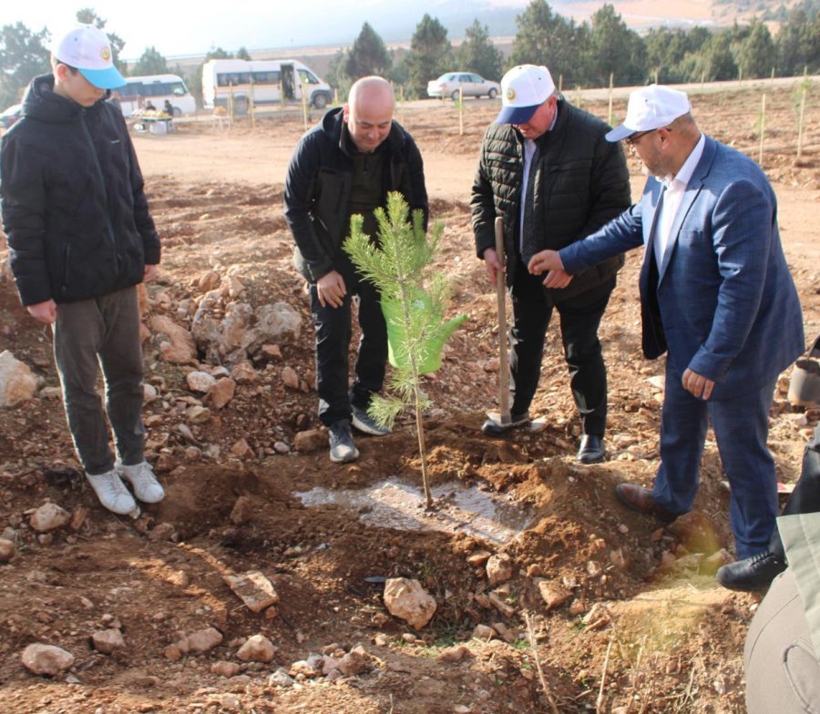 Korkuteli’nde 3 Bin Fidan Toprakla Buluştu