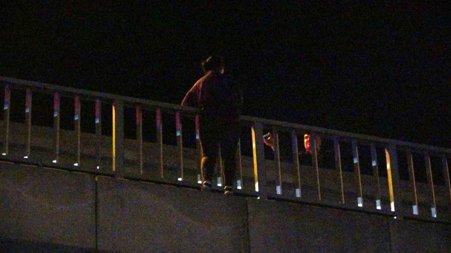 Köprüye Çıkan Kadını Polis Ölümün Ucundan Aldı, İzleyenlerin Arasından Çıkan Sözler Pes Dedirtti