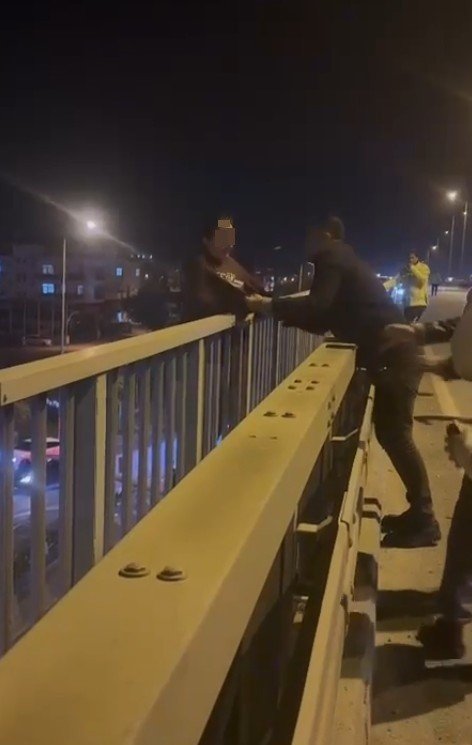 Köprüye Çıkan Kadını Polis Ölümün Ucundan Aldı, İzleyenlerin Arasından Çıkan Sözler Pes Dedirtti