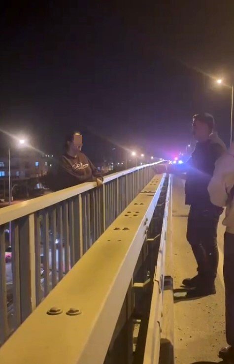 Köprüye Çıkan Kadını Polis Ölümün Ucundan Aldı, İzleyenlerin Arasından Çıkan Sözler Pes Dedirtti