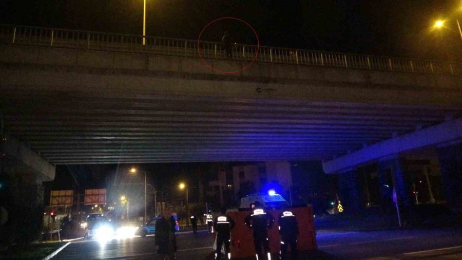 Köprüye Çıkan Kadını Polis Ölümün Ucundan Aldı, İzleyenlerin Arasından Çıkan Sözler Pes Dedirtti