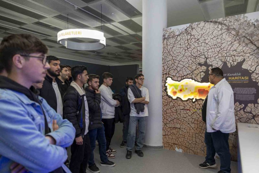 Tarsus Üniversitesi Öğrencileri Mercan Bilim Merkezi’nde Bilimle Buluştu