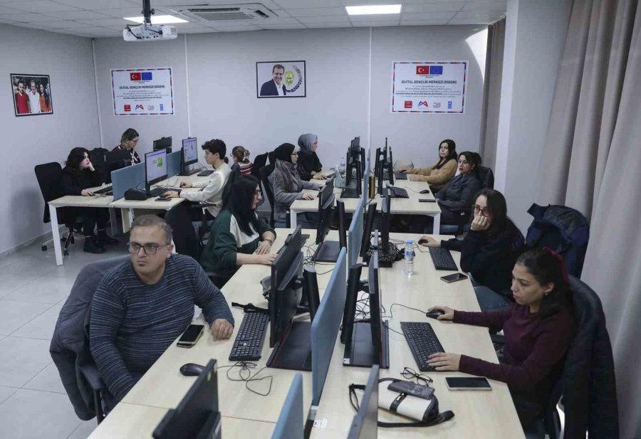 Mercek’te Dijital Tasarım Ve Canva Kursuna Yoğun İlgi