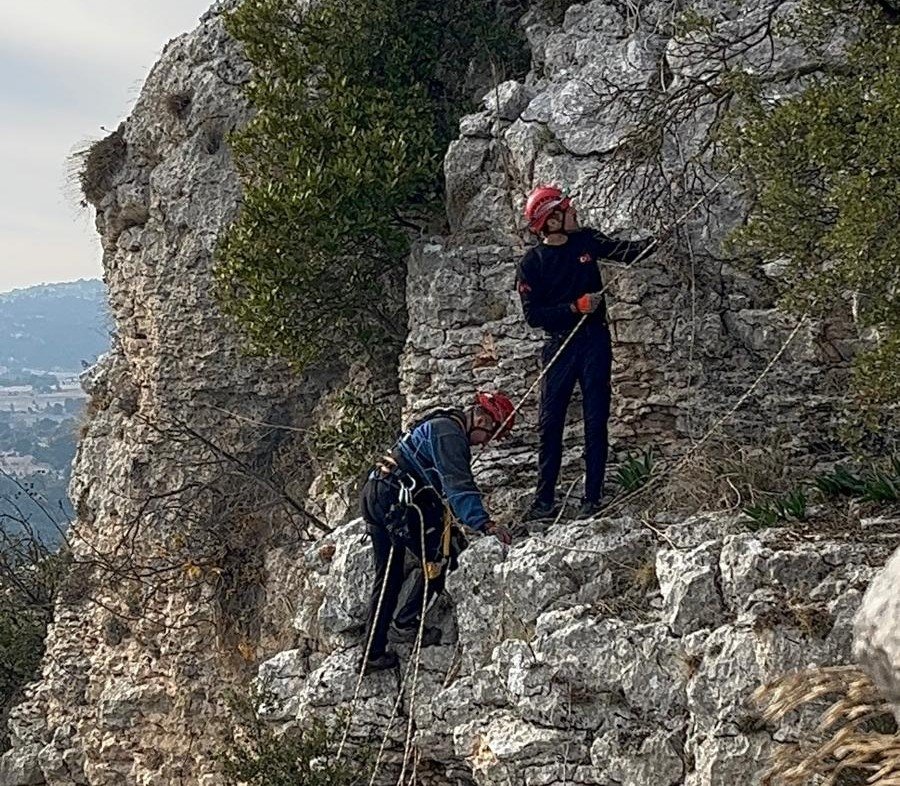 Mersin’de Kayalıklarda Mahsur Kalan 2 Keçi İtfaiye Ekiplerince Kurtarıldı