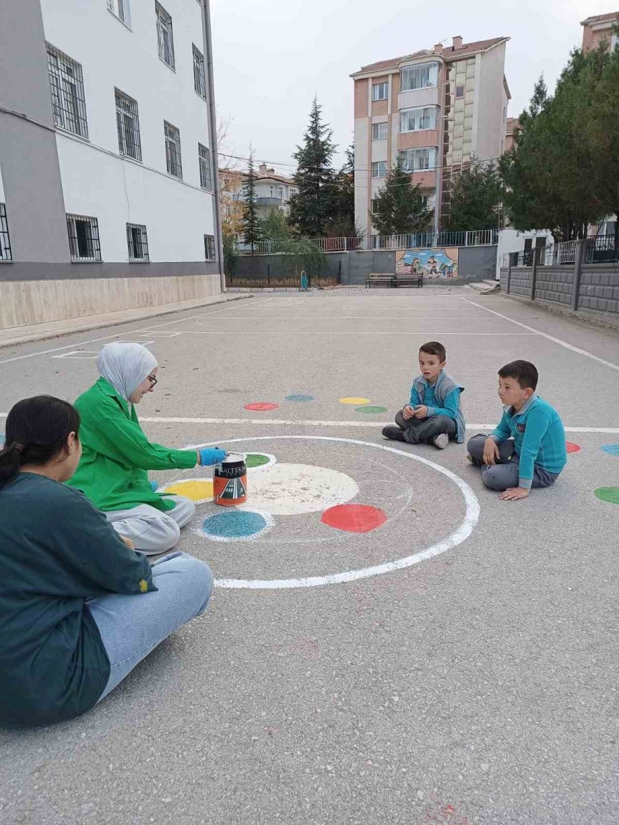 Nöhü Gönüllü Öğrencilerinden Selçuk İlkokulu’na Renkli Dokunuş