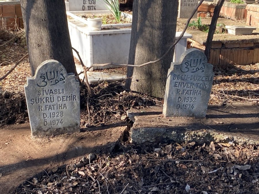 Antalya’da 50 Yıl Önce Hayatını Kaybeden İki Tarım İşçisinin Mezarları Sahiplerini Bekliyor