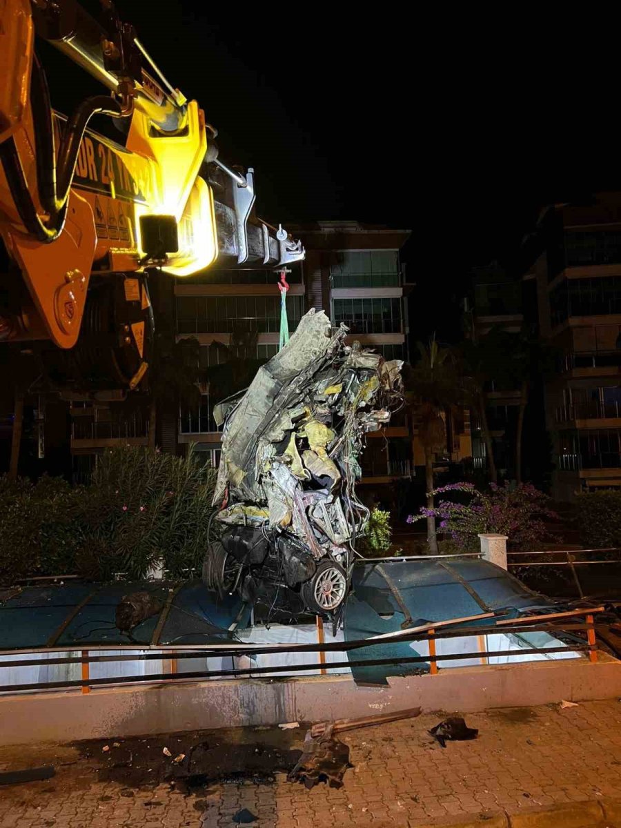 Lüks Otomobil Alt Geçide Çarptı, Sürücü Hayatını Kaybetti