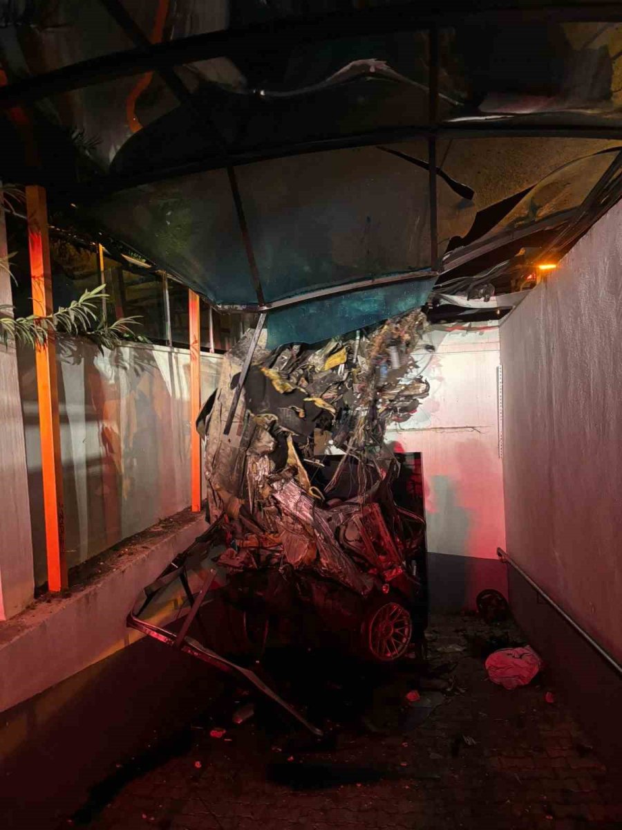 Lüks Otomobil Alt Geçide Çarptı, Sürücü Hayatını Kaybetti