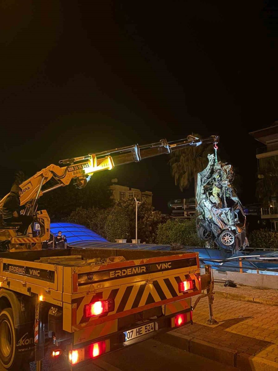 Lüks Otomobil Alt Geçide Çarptı, Sürücü Hayatını Kaybetti