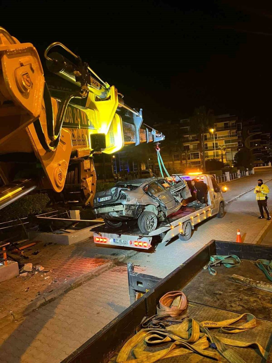 Lüks Otomobil Alt Geçide Çarptı, Sürücü Hayatını Kaybetti