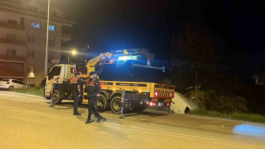 Alanya’da Kamyonet Şarampole Yuvarlandı: 1 Yaralı