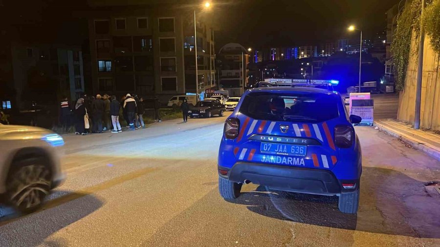 Alanya’da Kamyonet Şarampole Yuvarlandı: 1 Yaralı