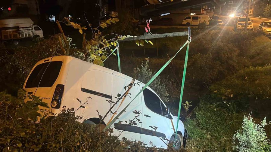 Alanya’da Kamyonet Şarampole Yuvarlandı: 1 Yaralı