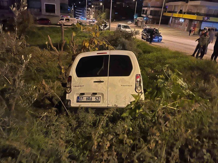 Alanya’da Kamyonet Şarampole Yuvarlandı: 1 Yaralı