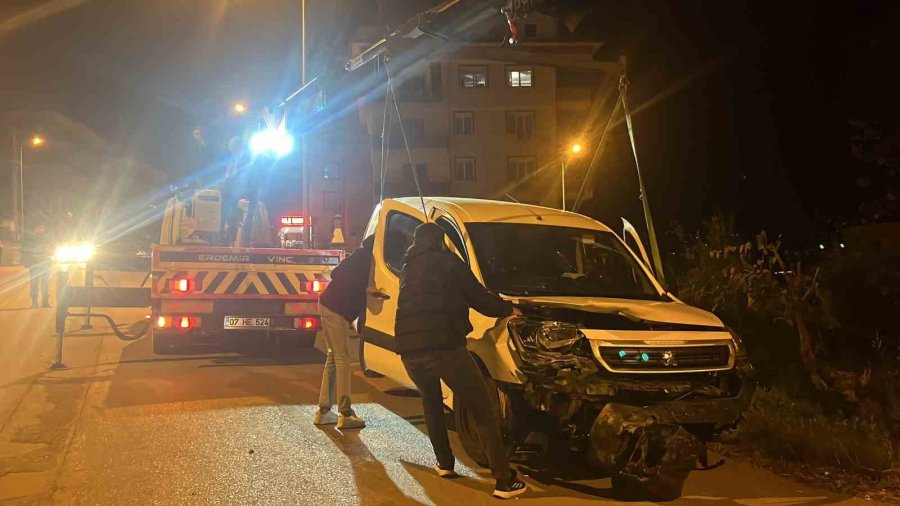 Alanya’da Kamyonet Şarampole Yuvarlandı: 1 Yaralı