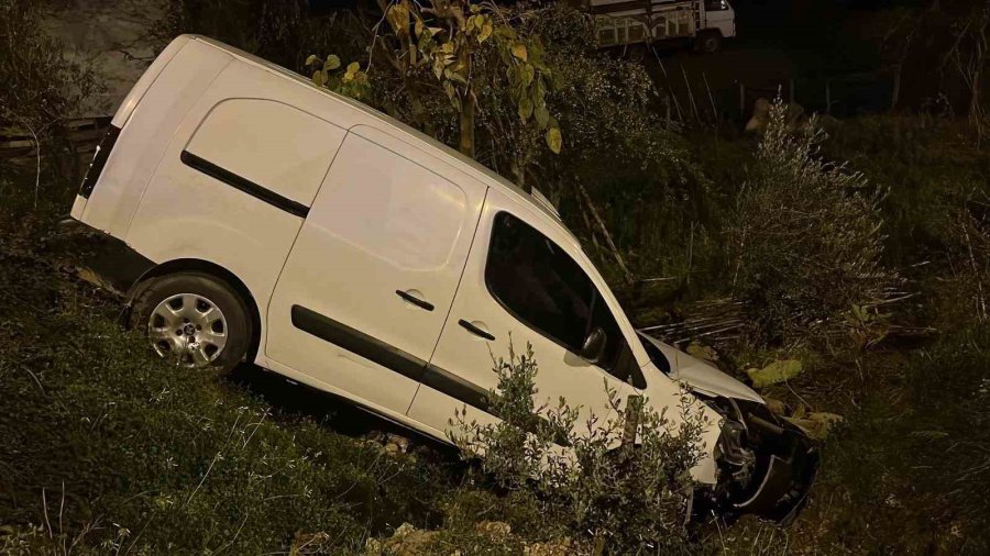 Alanya’da Kamyonet Şarampole Yuvarlandı: 1 Yaralı