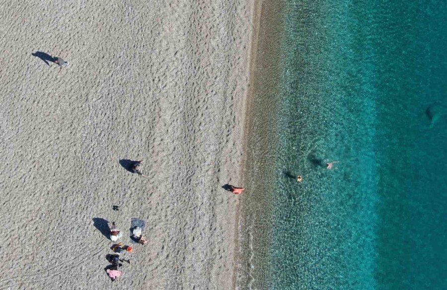 Türkiye Karla Mücadele Ederken Antalya’da Deniz Sefası