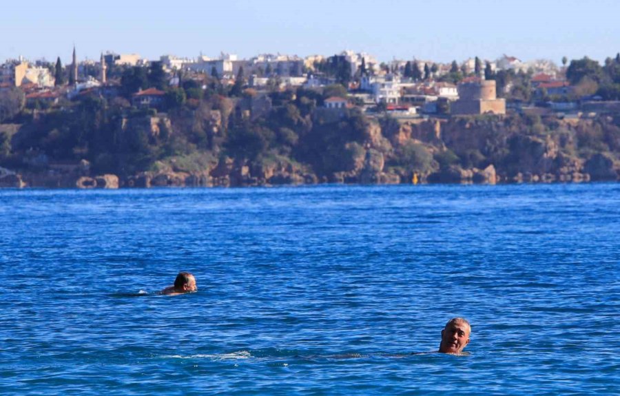 Türkiye Karla Mücadele Ederken Antalya’da Deniz Sefası