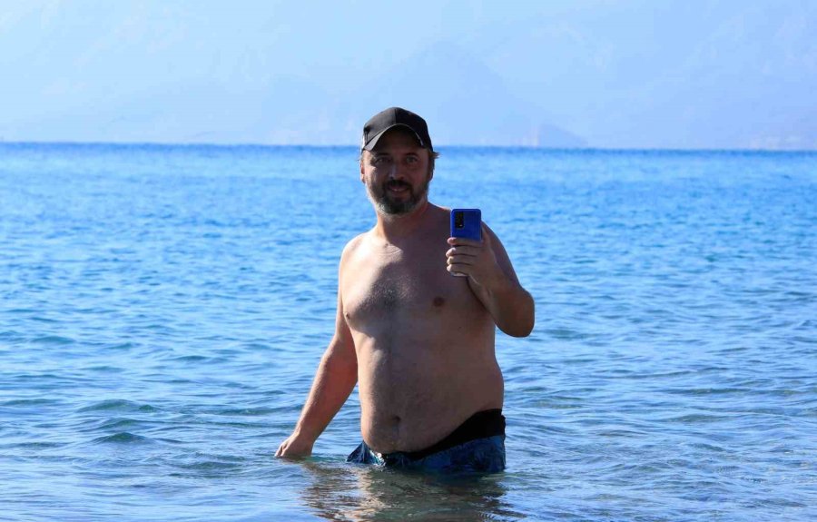 Türkiye Karla Mücadele Ederken Antalya’da Deniz Sefası