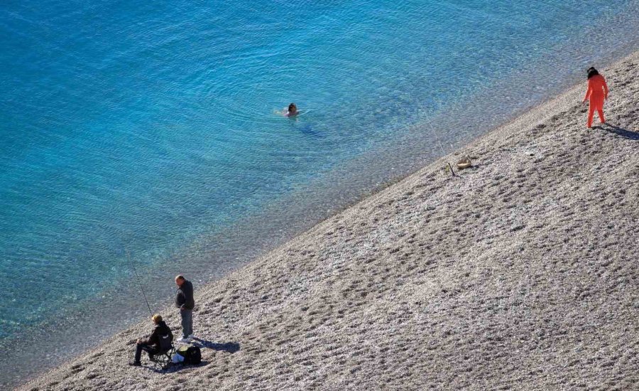 Türkiye Karla Mücadele Ederken Antalya’da Deniz Sefası