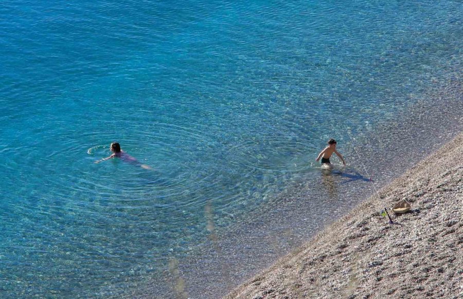 Türkiye Karla Mücadele Ederken Antalya’da Deniz Sefası