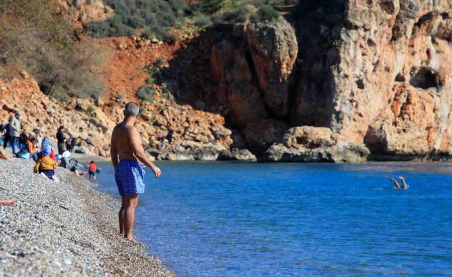 Türkiye Karla Mücadele Ederken Antalya’da Deniz Sefası