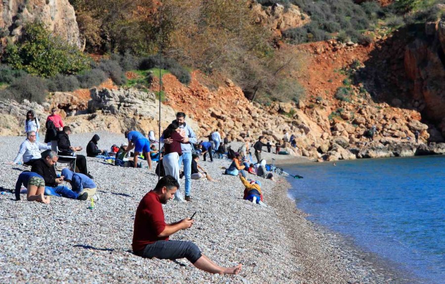 Türkiye Karla Mücadele Ederken Antalya’da Deniz Sefası