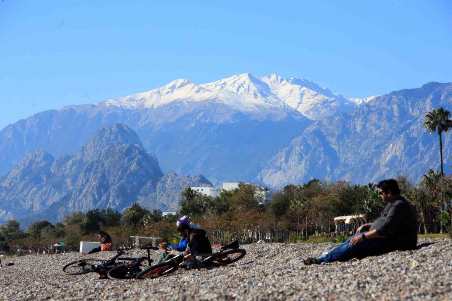 Türkiye Karla Mücadele Ederken Antalya’da Deniz Sefası