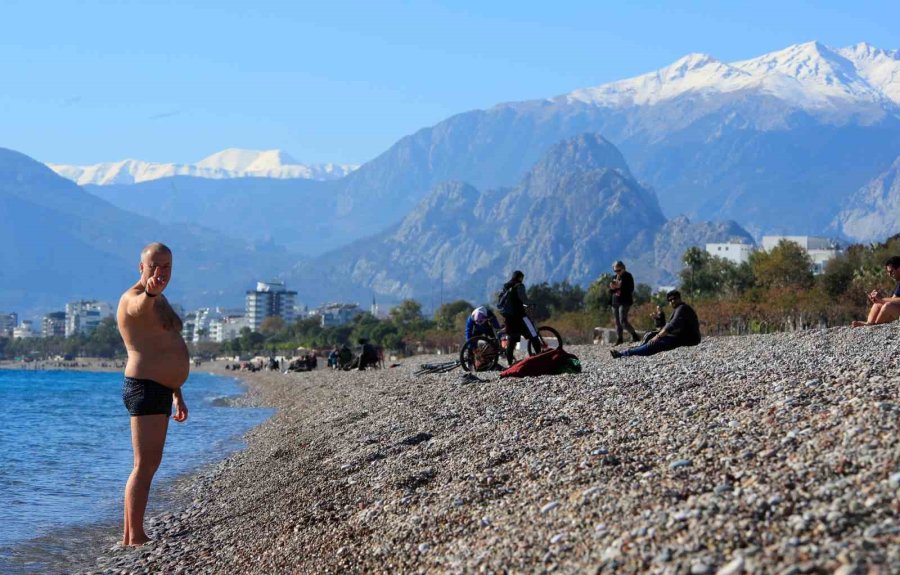 Türkiye Karla Mücadele Ederken Antalya’da Deniz Sefası