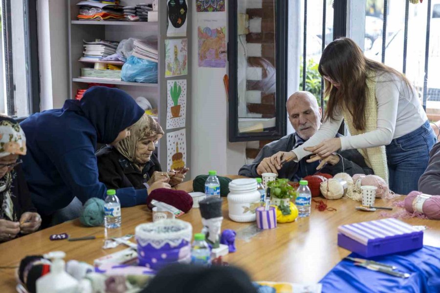 Alzheimer Hastaları Sanat Terapisiyle Hayata Tutunuyor
