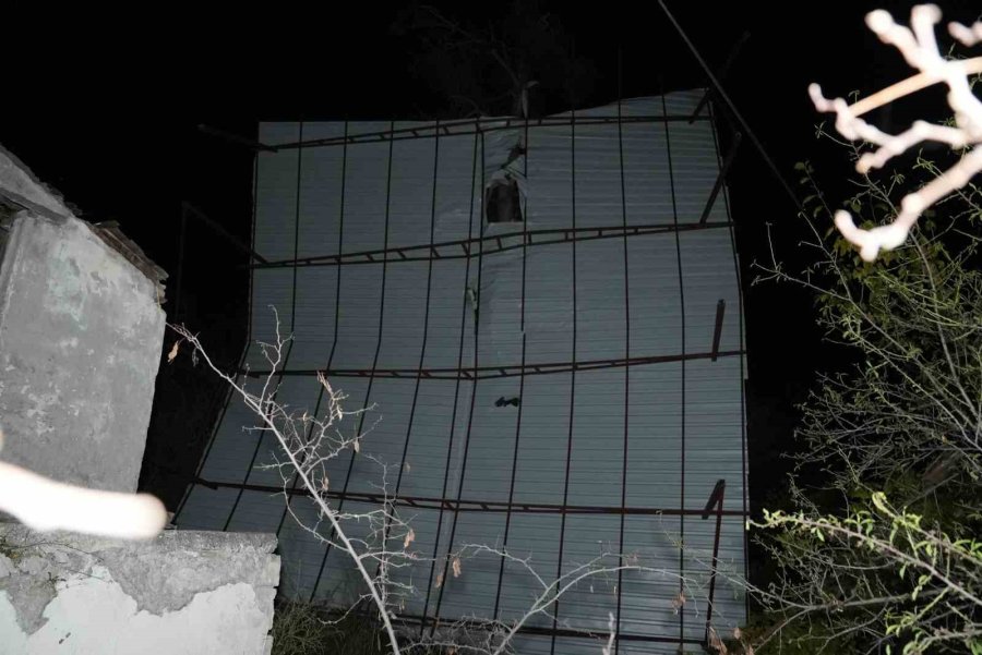 Mersin’de Şiddetli Rüzgar Çatıyı Uçurdu, Asırlık Meşeyi Devirdi