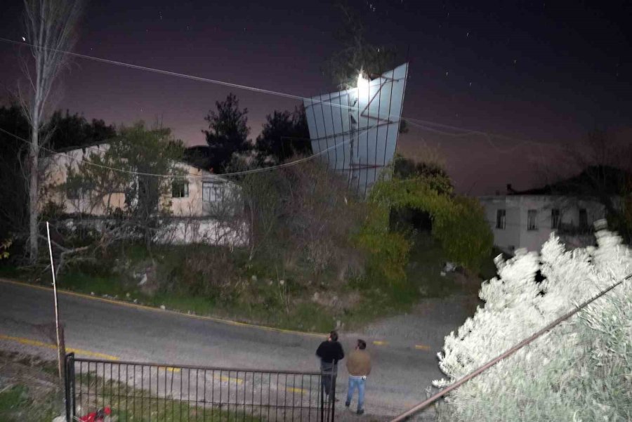 Mersin’de Şiddetli Rüzgar Çatıyı Uçurdu, Asırlık Meşeyi Devirdi