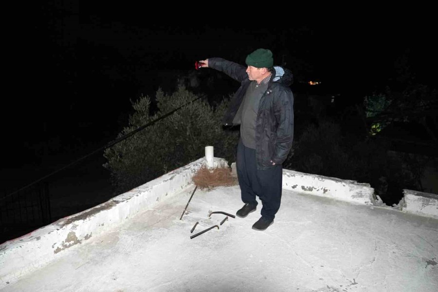 Mersin’de Şiddetli Rüzgar Çatıyı Uçurdu, Asırlık Meşeyi Devirdi