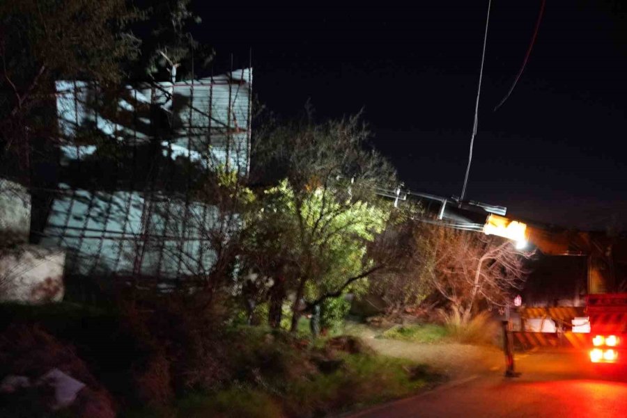 Mersin’de Şiddetli Rüzgar Çatıyı Uçurdu, Asırlık Meşeyi Devirdi