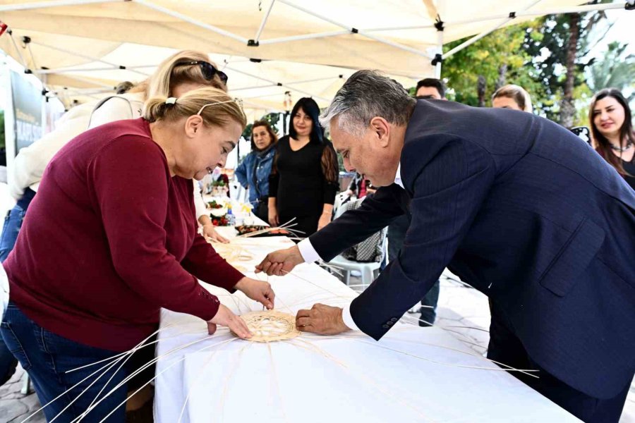 Muratpaşa Belediyesi’nden Kadınlara Kapı Süsü Atölyesi