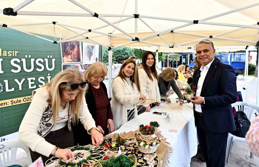 Muratpaşa Belediyesi’nden Kadınlara Kapı Süsü Atölyesi